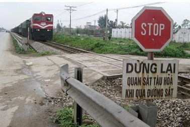 Cố vượt đường ray, bé gái 10 tuổi bị tàu đâm nguy kịch