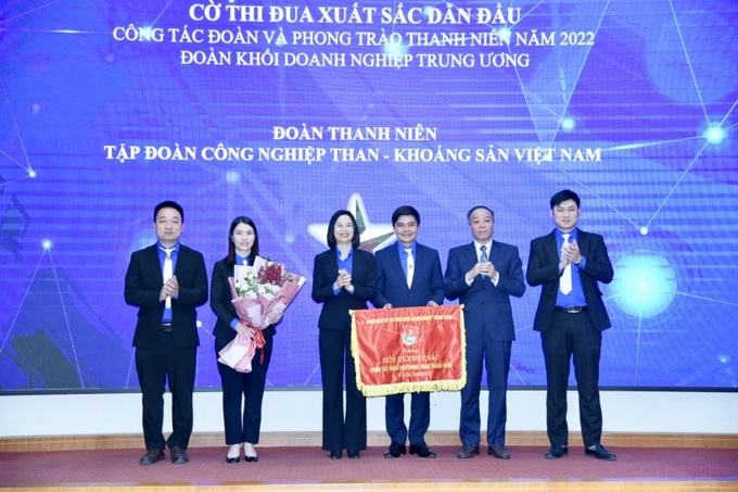 Với kết quả đạt được trong công tác đoàn và phong trào thanh niên, Đoàn TN Tập đoàn TKV đã vinh dự được nhân Cờ thi đua xuất sắc dẫn đầu Đoàn Khối doanh nghiệp Trung ương