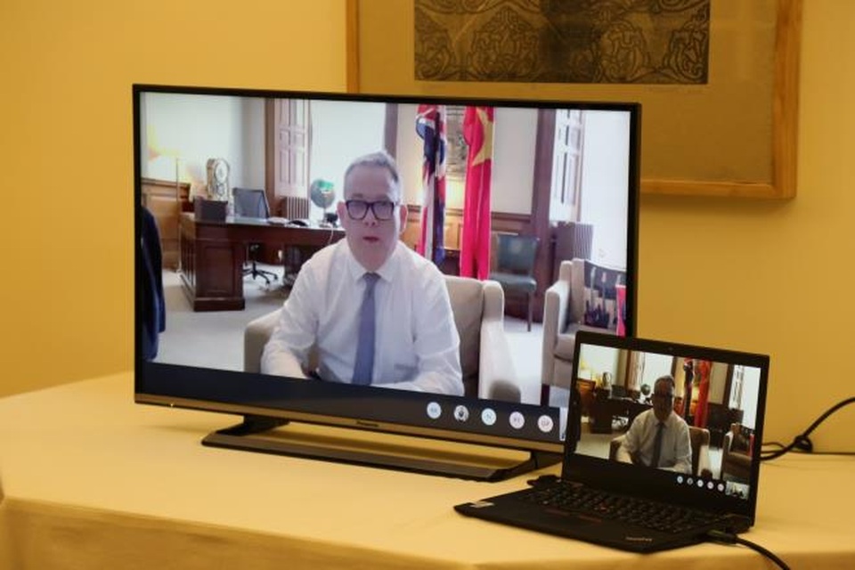 Quốc vụ khanh Anh thảo luận kết nối khoa học và kinh doanh với Việt Nam - 1 Quốc vụ khanh Anh thảo luận kết nối khoa học và kinh doanh với Việt Nam - 1