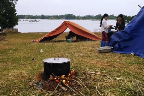 Người dân vẫn chưa thể về nhà sau một tuần chạy lũ