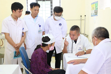 Liều vaccine và viên thuốc ở xã nghèo