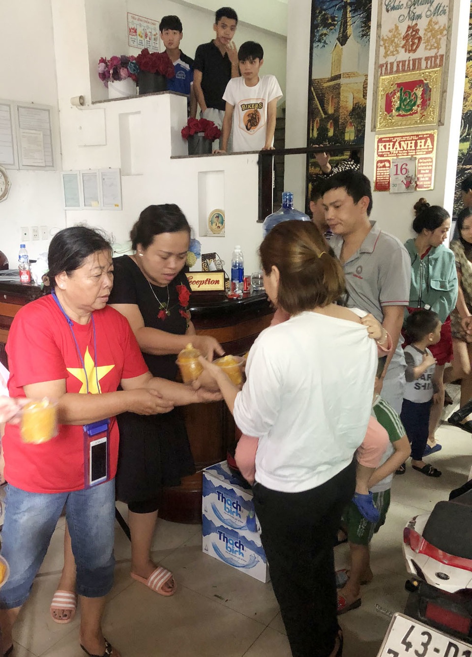 Người Đà Nẵng tất bật đón tiếp, nấu cơm cho hàng trăm bà con trú bão - 8 Người Đà Nẵng tất bật đón tiếp, nấu cơm cho hàng trăm bà con trú bão - 8
