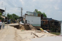 Dân bàng hoàng kể cảnh tượng 14 căn nhà bị "nuốt chửng"