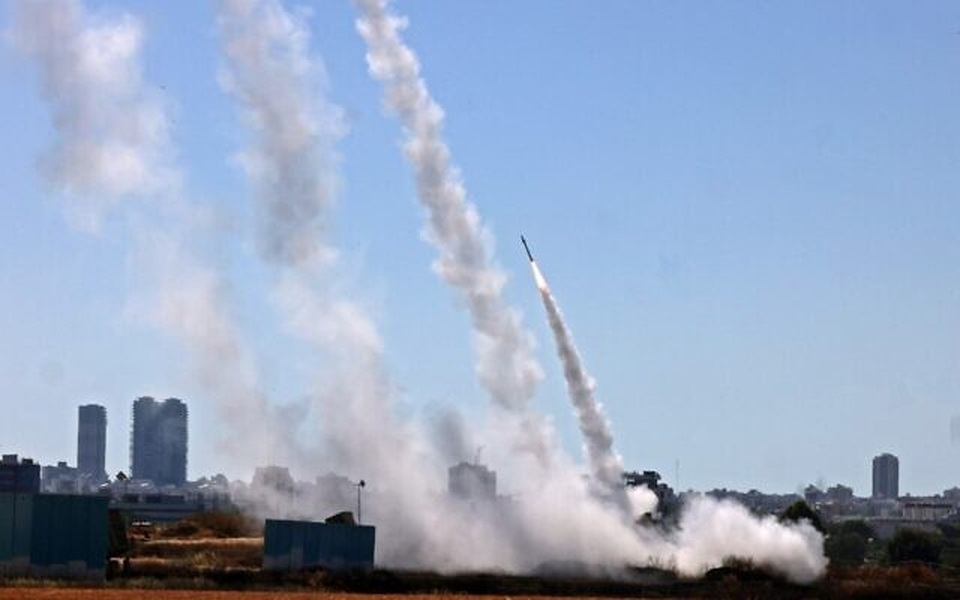 Trúng rocket từ Gaza, bể trữ dầu Israel nổ như cầu lửa - 1 Trúng rocket từ Gaza, bể trữ dầu Israel nổ như cầu lửa - 1