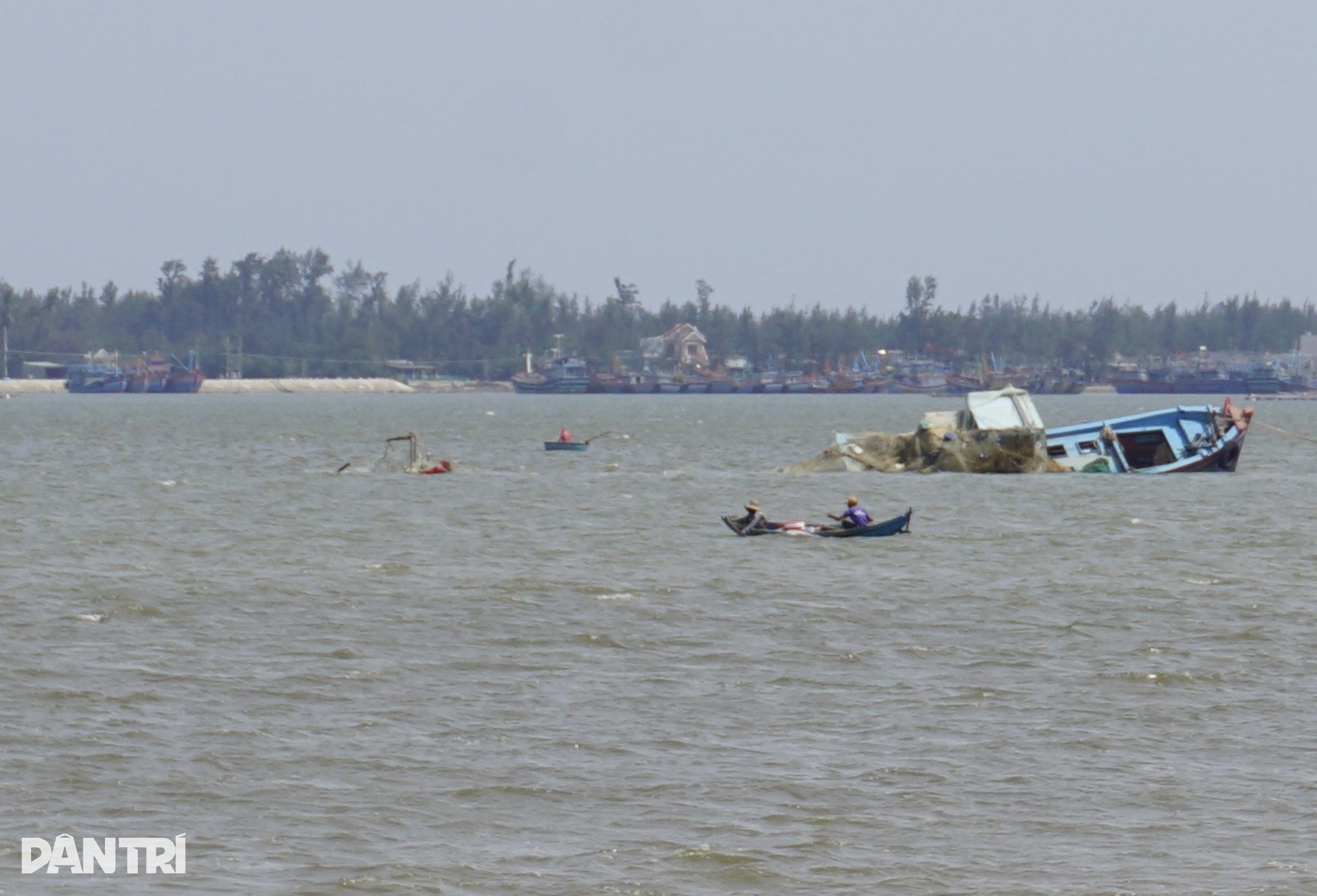 Ngư dân hối hả cứu tàu sau bão Kalmaegi: Thà mất tay còn hơn mất tàu - 2