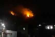 Núi Bà Hỏa cháy dữ dội trong đêm tối