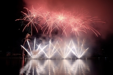 Sông Hàn rực rỡ sắc màu đêm khai hội pháo hoa