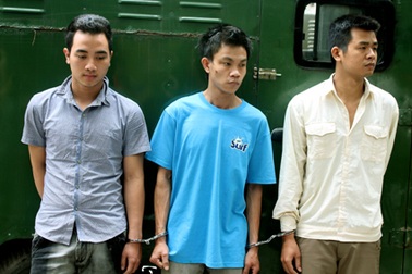 Lộ diện đối tượng trong clip “dùng súng áp giải người giữa đường”