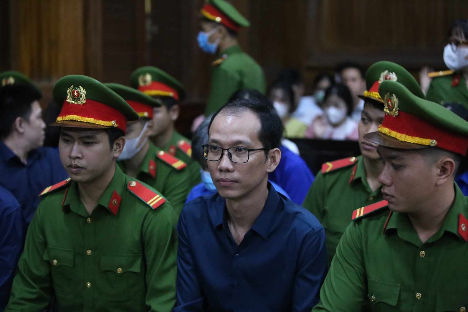 Jak pomohl zaměstnanec myčky aut bývalému řediteli nemocnice Thu Duc zpronevěřit miliardy? - 1 Nhân viên tiệm rửa xe giúp cựu Giám đốc BV Thủ Đức tham ô tiền tỷ thế nào? - 1