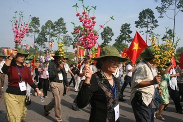 Đón bà con kiều bào về dự “Xuân quê hương 2012”