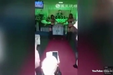 Xôn xao tục lệ thuê vũ nữ thoát y về nhảy múa trong đám tang tại Trung Quốc