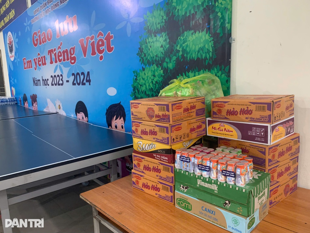 Hiệu trưởng lội nước nửa ngày, trải nệm ấm chờ người dân tránh lũ - 5 Hiệu trưởng lội nước nửa ngày, trải nệm ấm chờ người dân tránh lũ - 5