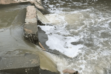 Vì sao nước thải vẫn chảy thẳng vào sông Tô Lịch dù đã hoàn thành đấu nối?