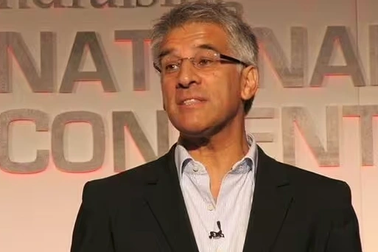 Anh: Giáo viên mua thực phẩm cho học sinh đói ăn hai ngày