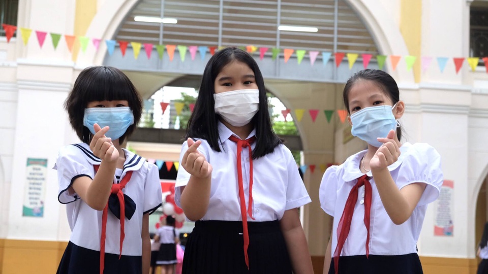 Đà Nẵng: Phụ huynh đến nhận đề kiểm tra từ giáo viên mang về cho con làm - 2 Đà Nẵng: Phụ huynh đến nhận đề kiểm tra từ giáo viên mang về cho con làm - 2