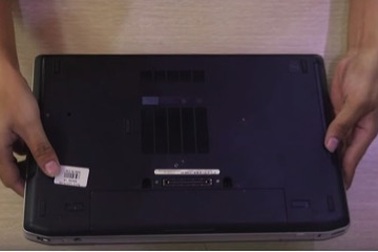 Vô tư mua laptop cũ mà không lo mua phải hàng dựng, hàng dởm nếu biết cách check kỹ tới từng chi tiết thế này!