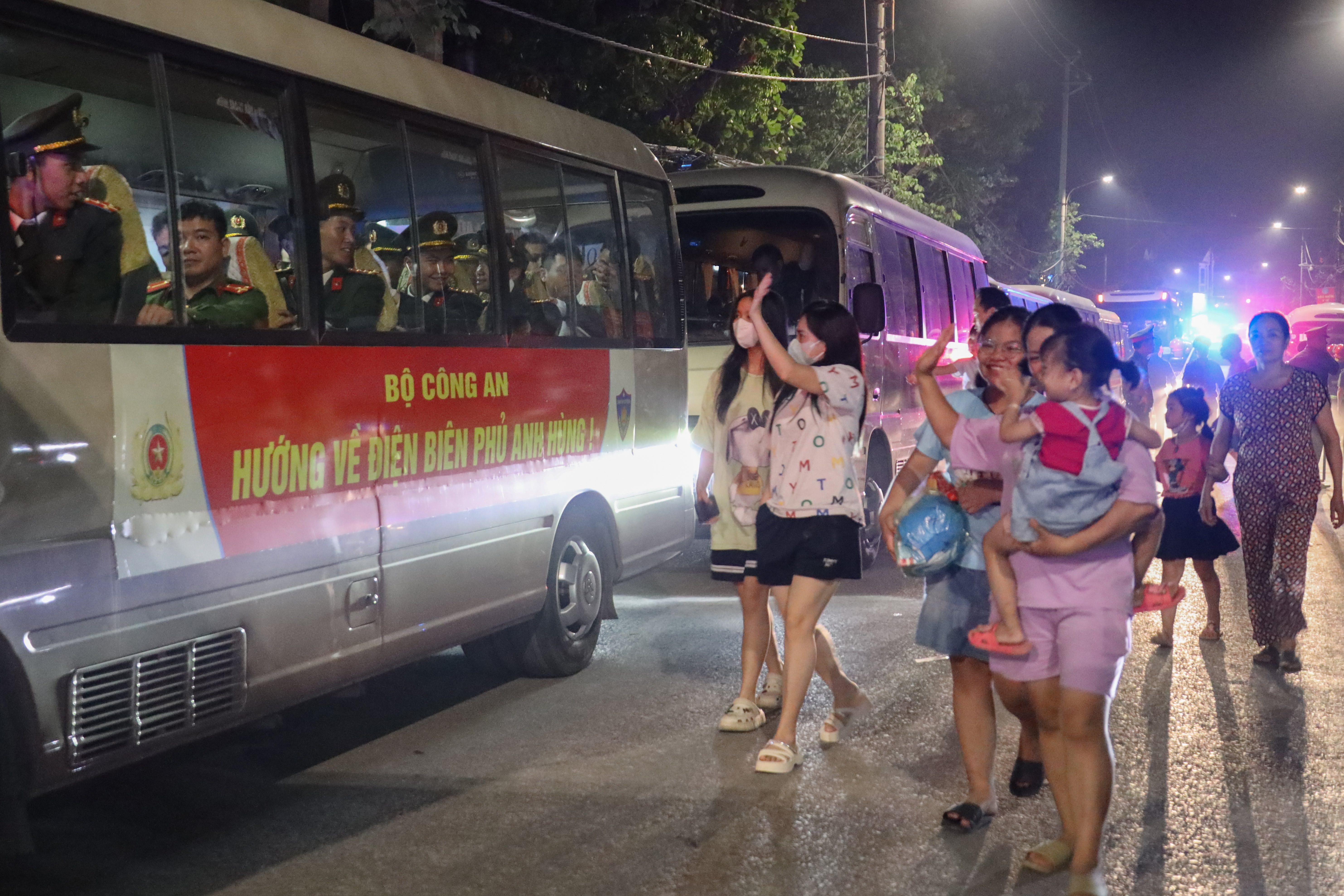 View - Người dân Điện Biên "tiếp lửa" các chiến sĩ tập luyện diễu binh giữa đêm | Báo Dân trí