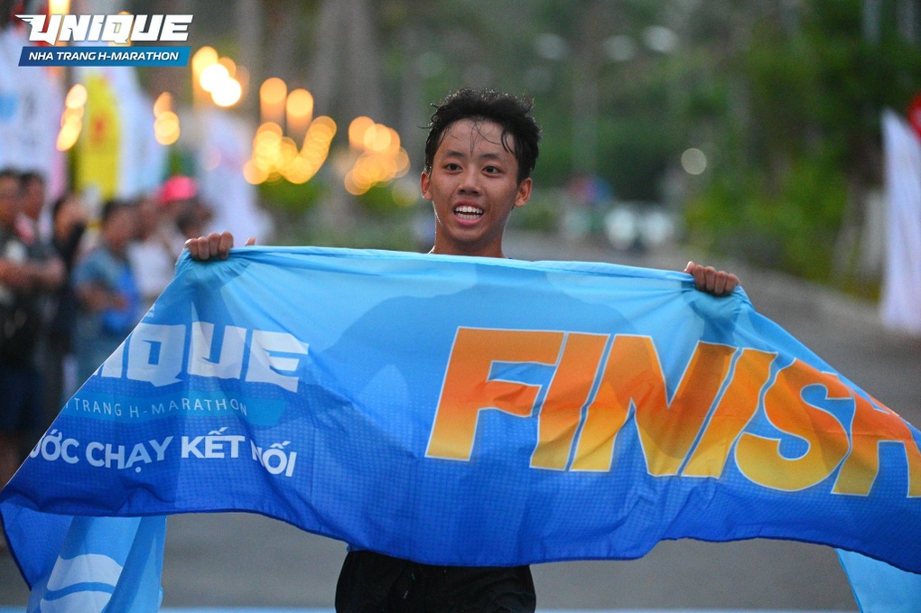 Đôi bạn cùng lớp về nhất cự ly 21km giải chạy Unique Nha Trang H-Marathon - 1 Đôi bạn cùng lớp về nhất cự ly 21km giải chạy Unique Nha Trang H-Marathon - 1