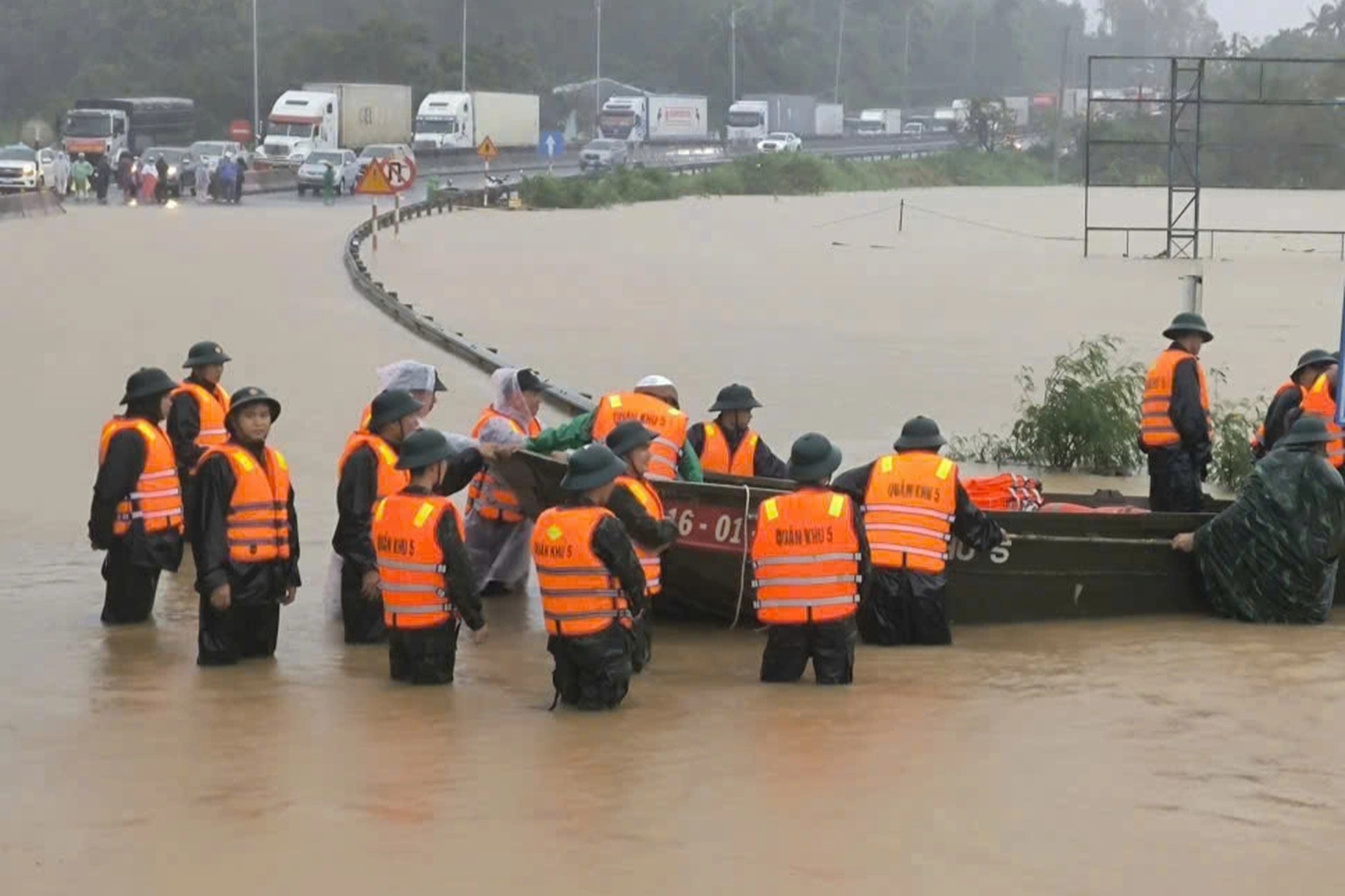 Dân chèo thuyền trên mái nhà, có người chỉ kịp ôm 2 con chó chạy lũ dữ - 10 Dân chèo thuyền trên mái nhà, có người chỉ kịp ôm 2 con chó chạy lũ dữ - 10