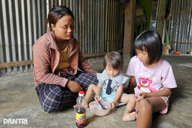 Lặng người nhìn bữa cơm chỉ có nước mắm của mẹ trẻ đơn thân và 2 con thơ