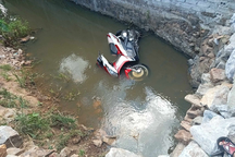 Đi xe máy lao xuống mương nước, 2 thanh niên thương vong