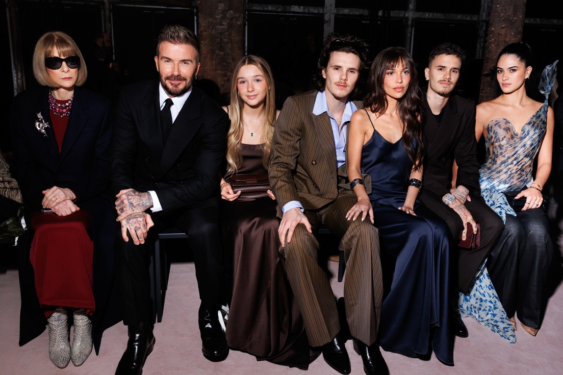 Con gái David Beckham mặc váy gợi cảm, cùng gia đình xem show diễn của mẹ