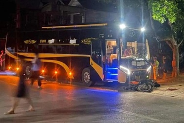 Xe máy đối đầu ô tô khách, 2 thanh niên tử vong