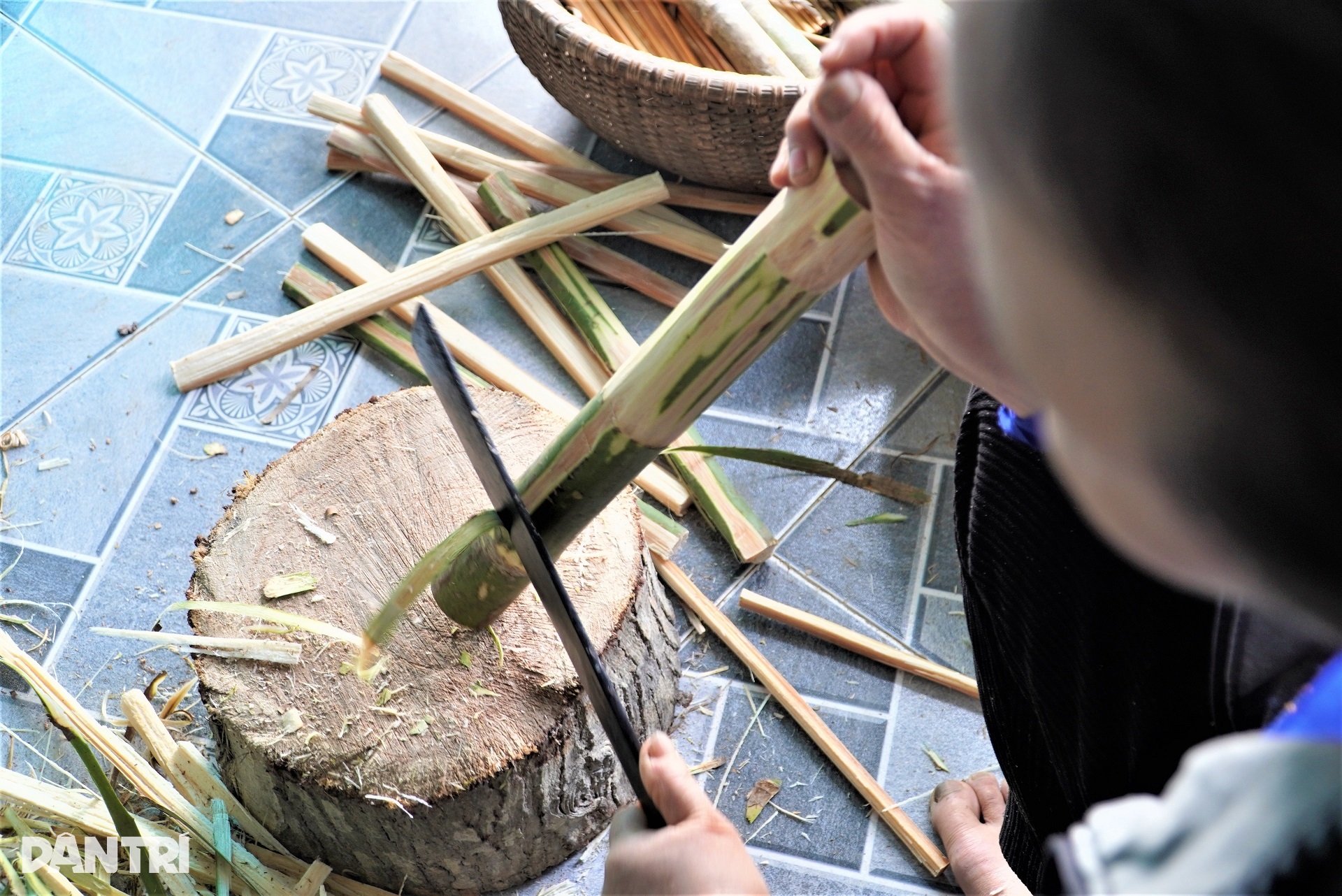 ການຫາເງິນລະຫວ່າງເທດສະການກັບວຽກເຮັດການແຍກໝາກເຜັດ ແລະເຮັດຟັກໄມ້ - 4 Hái tiền dịp Tết với nghề chẻ cau vót đũa - 4