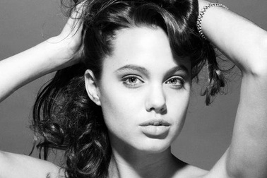 Những hình ảnh gợi cảm và nổi loạn của Angelina Jolie thuở 16