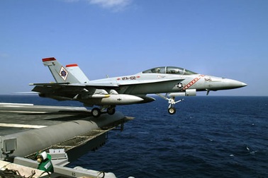 Chiến đấu cơ Mỹ rơi xuống biển Ả-rập