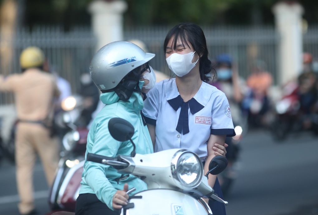 Sĩ tử bước vào bài thi kép dài nhất kỳ tốt nghiệp THPT 2023 - 2 Sĩ tử bước vào bài thi kép dài nhất kỳ tốt nghiệp THPT 2023 - 2