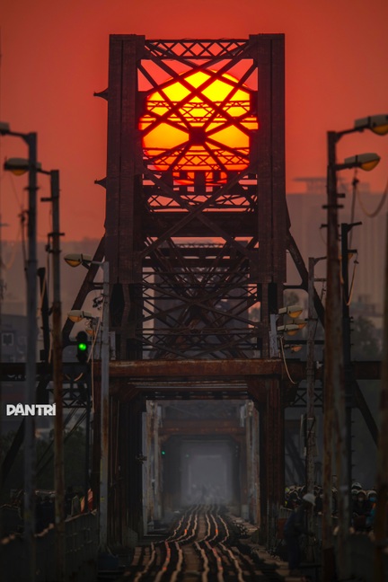 Nắng vàng như rót mật trong ánh hoàng hôn những ngày đầu đông ở Hà Nội