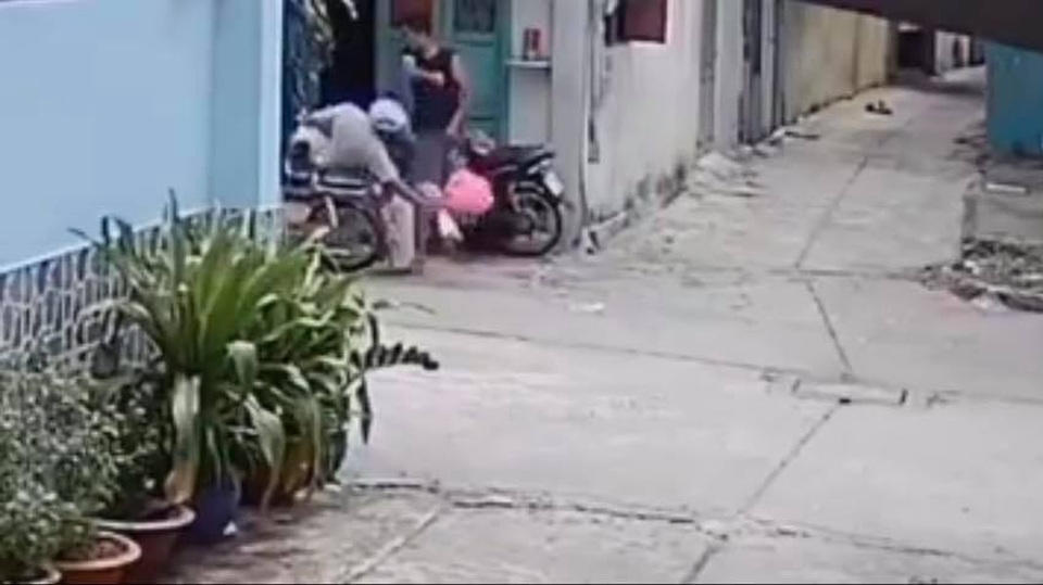Con trai đánh cả cha lẫn mẹ khi được gọi vào ăn cơm - 1 Con trai đánh cả cha lẫn mẹ khi được gọi vào ăn cơm - 1