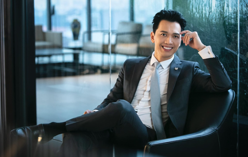 Chủ tịch ACB Trần Hùng Huy tắm mưa vừa nhảy, vừa hát trên sân khấu - 2 Chủ tịch ACB Trần Hùng Huy tắm mưa vừa nhảy, vừa hát trên sân khấu - 2