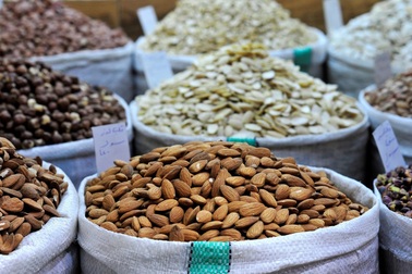 Sức khỏe trái tim: Chỉ 1 vốc hạt là đủ!