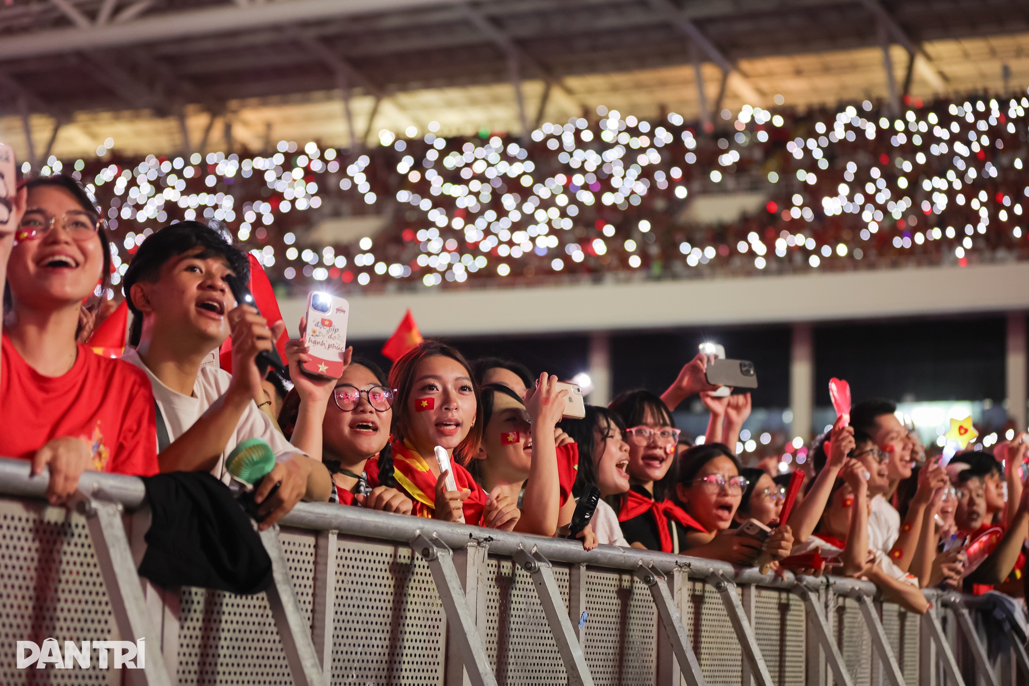 Hơn 50.000 khán giả hoà nhịp đập yêu nước cùng concert Tổ quốc trong tim - 1 Hơn 50.000 khán giả hoà nhịp đập yêu nước cùng concert Tổ quốc trong tim - 1