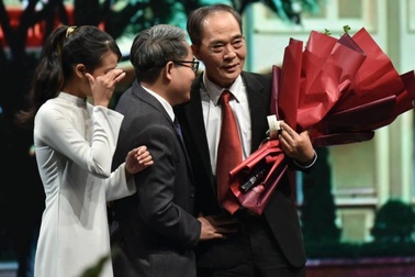 Hộp mứt Tết và chuyện chưa kể về thầy giáo cũ