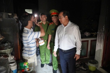 Chủ tịch TPHCM thăm gia đình nạn nhân vụ cháy 8 người chết ở cư xá Độc Lập