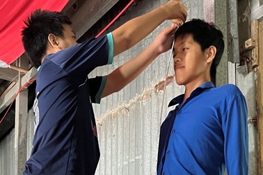 Chàng trai cao trên 2m uống nước nhiều hơn ăn cơm