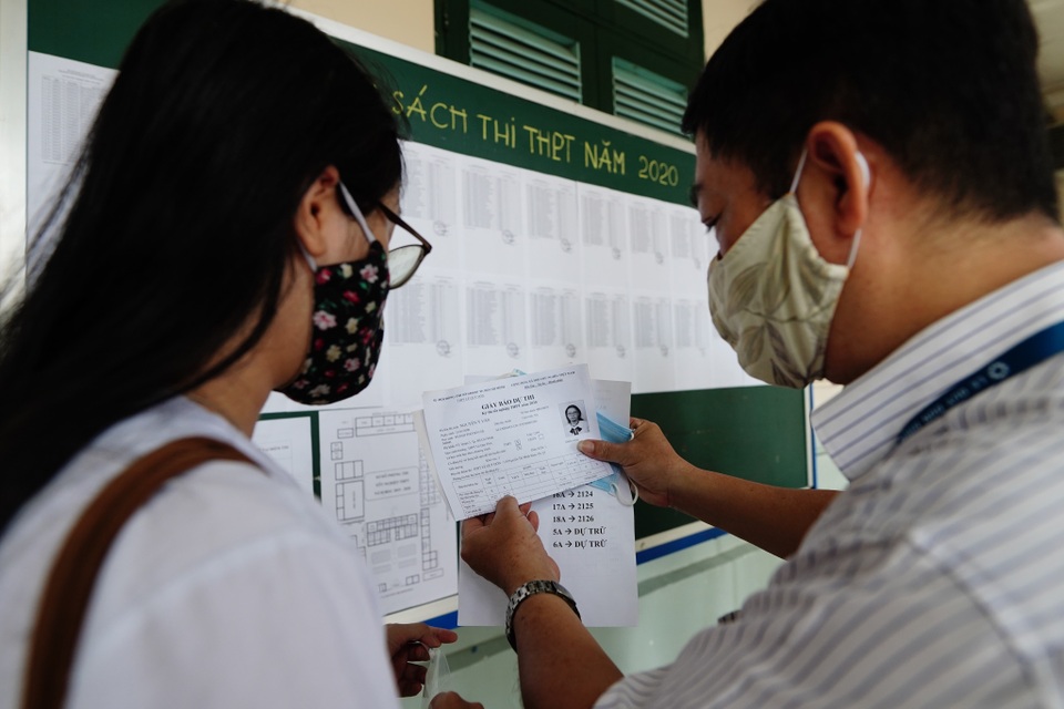 116872520_628825304418040_1550925634200541585_n.jpg Cả thầy và trò đều trang bị khẩu trang kín.jpg