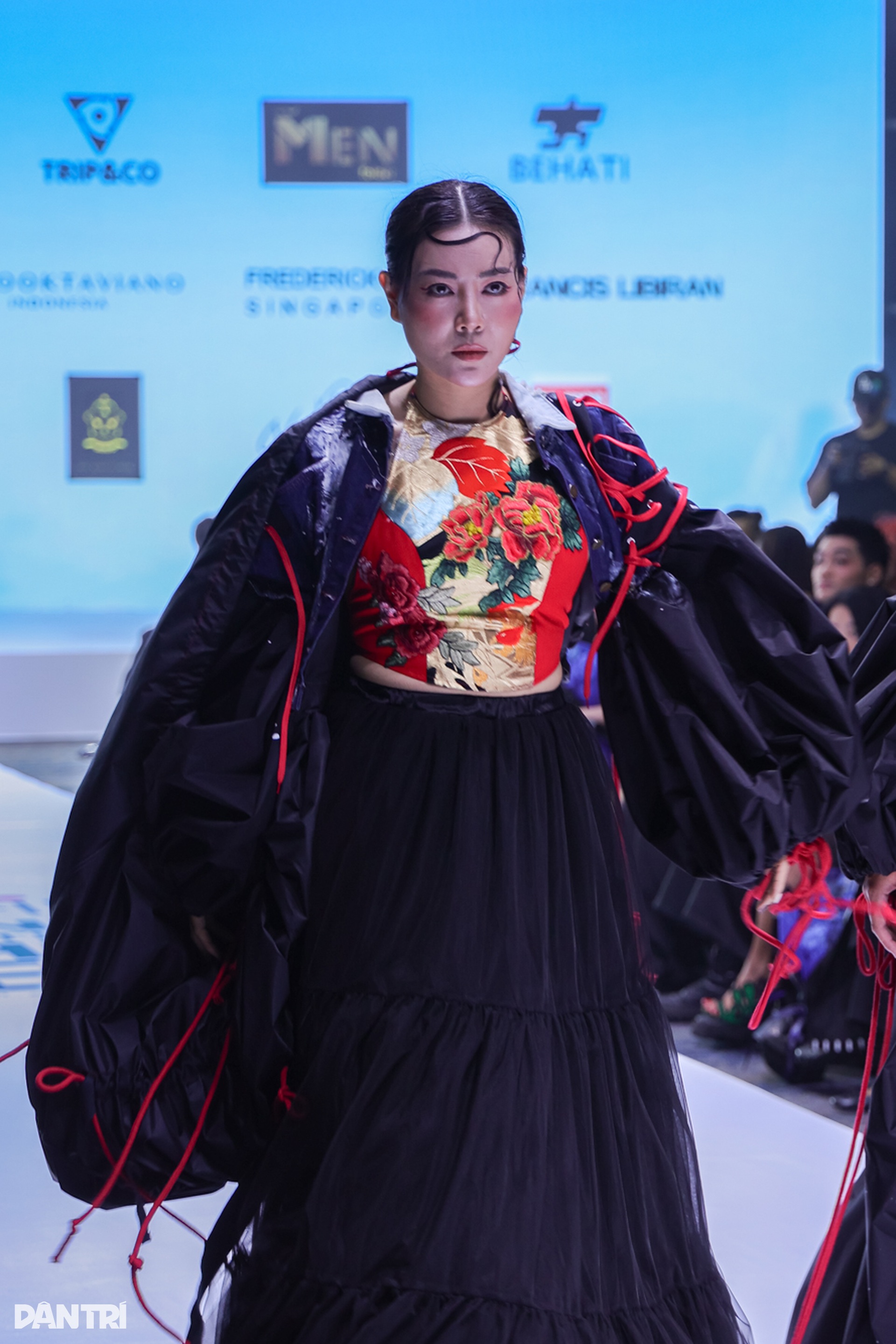 Á hậu Châu Anh trở lại thảm đỏ đầy quyến rũ sau khi được thăng hàm Trung úy - 9 Á hậu Châu Anh trở lại thảm đỏ đầy quyến rũ sau khi được thăng hàm Trung úy - 9