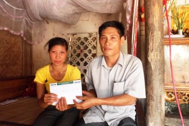 Quà nhân ái tiếp tục đến với bé Phạm Thị Ly   