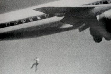 Bi kịch của cậu bé muốn đi khắp thế giới: Trốn mua vé, rơi khỏi máy bay