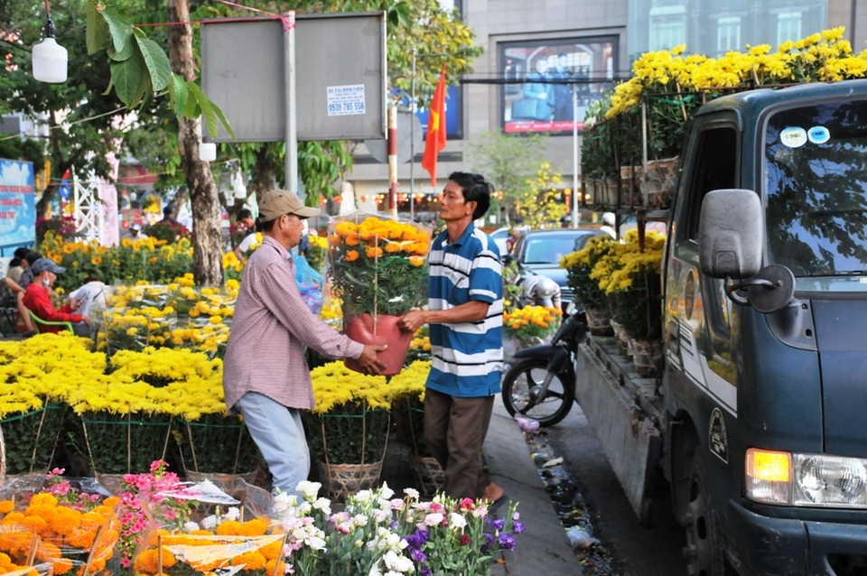 Người dân Cần Thơ hối hả đưa nàng xuân về nhà đón Tết - 9 Người dân Cần Thơ hối hả đưa nàng xuân về nhà đón Tết - 9