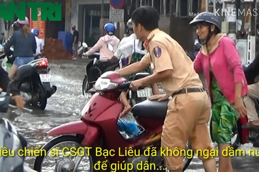 Xem hình ảnh CSGT Bạc Liêu giúp dân trên đường sau cơn mưa lớn.