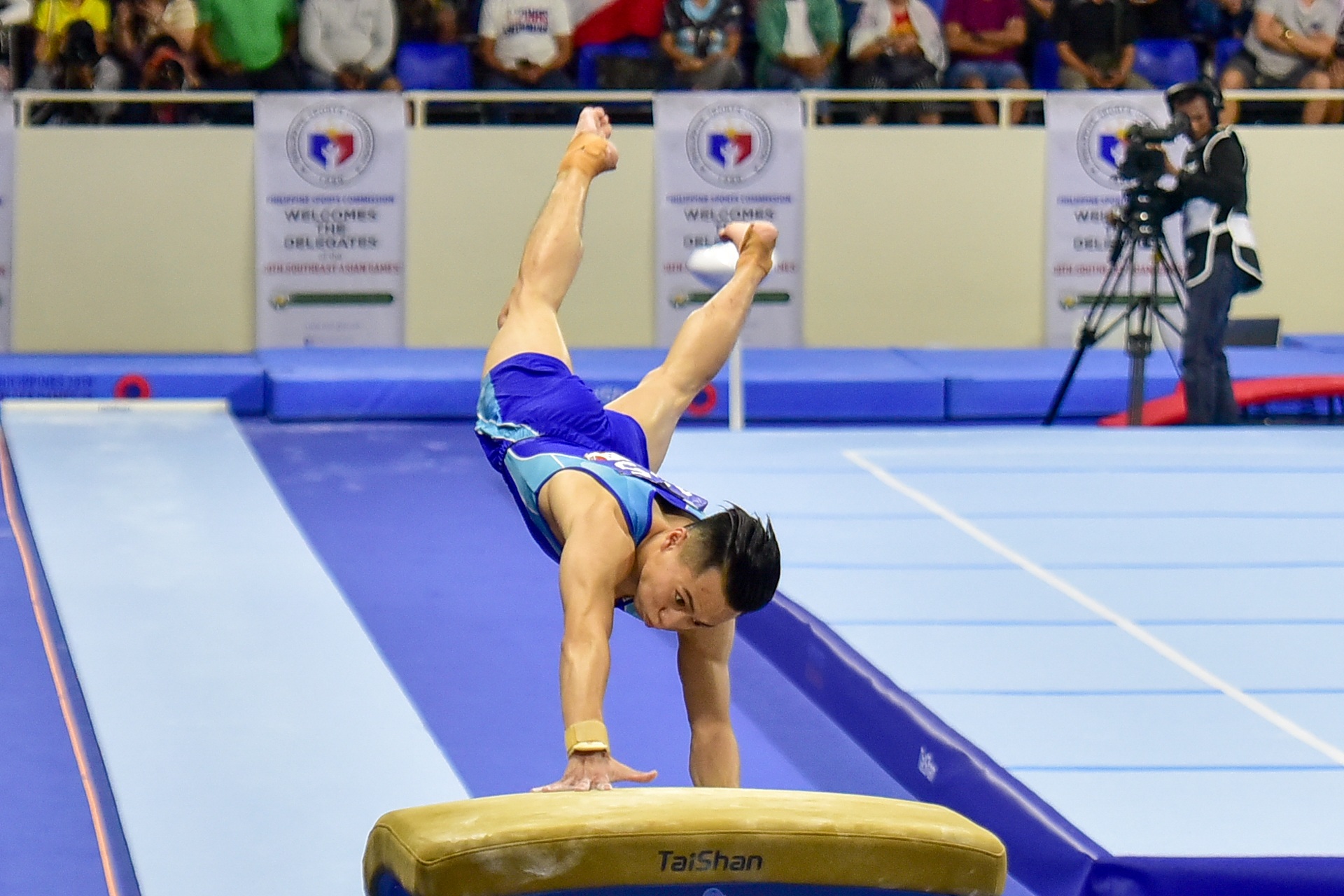 Những khoảnh khắc ấn tượng trong môn thi Thể dục dụng cụ - 14 Những khoảnh khắc ấn tượng trong môn thi Thể dục dụng cụ - 14