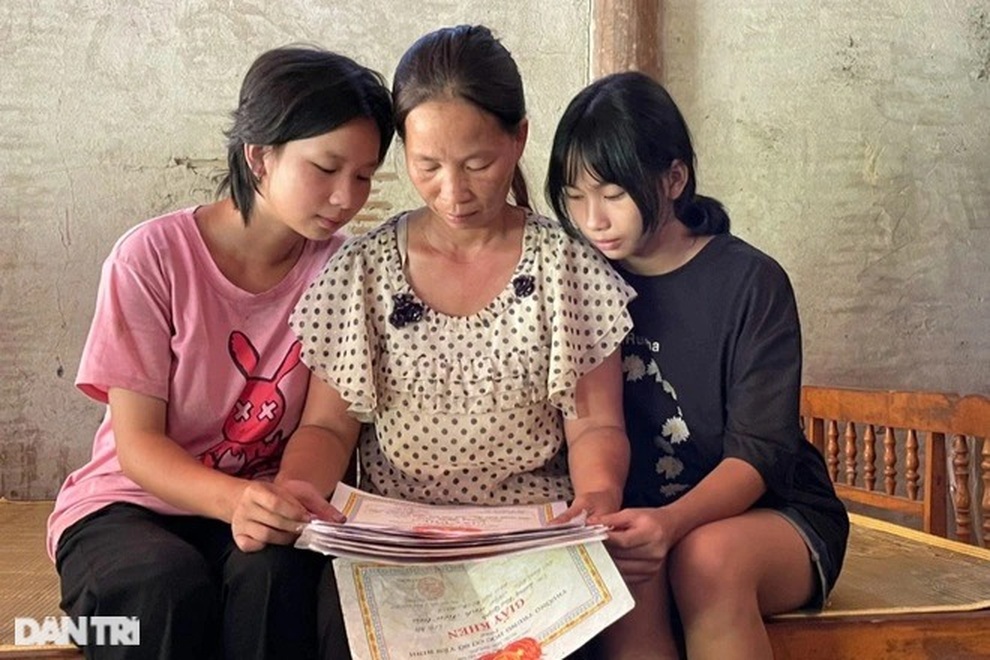 Hàng chục triệu đồng trao tặng các em học sinh có hoàn cảnh éo le - 4 Hàng chục triệu đồng trao tặng các em học sinh có hoàn cảnh éo le - 4