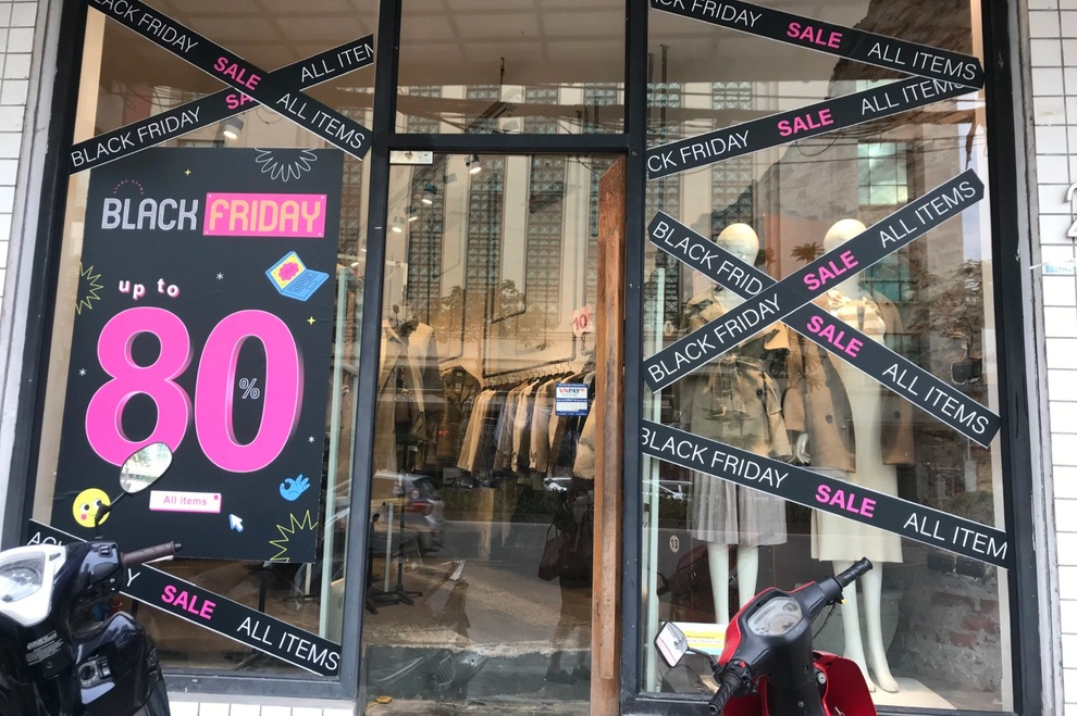 Black Friday 2021: Quán vắng tanh, khách lèo tèo đúng nghĩa ngày đen tối - 1 Black Friday 2021: Quán vắng tanh, khách lèo tèo đúng nghĩa ngày đen tối - 1