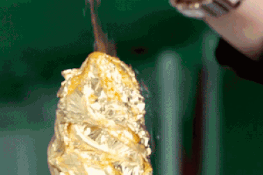 “Mắt tròn mắt dẹt” với cây kem ốc quế dát vàng 24K