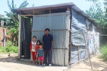Vợ bỏ đi, người cha mắc bệnh lao nuôi 3 con thơ dại trong nhà tạm rách nát